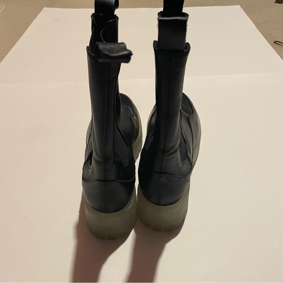 ASOS DESIGN Admire premium leather chunky chelsea boots in black and clear - Picture 5 of 10